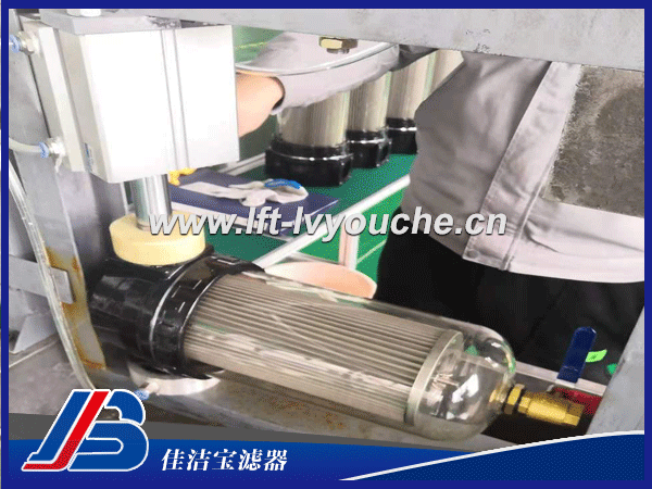 水濾器總成SLQ-58 SL-100 200簡介： 水濾器總成SLQ-58 SL-100 200是佳潔寶濾器生產的一款水過濾器，該過濾器里邊裝的濾芯， 主要是用來過濾水，過濾效果好。  水濾器總成SLQ-58 SL-100 200參數： 序號 產品名稱 本公司型號 市場型號編號 過濾器零售單價 備注 銷售政策說明 1 水濾器總成 SLQ-58 SL-100 200 已定型量產有現貨 配件零售：訂貨量100只以下均為零售。 主機配套：需直接發貨至整車廠，客戶信 息、價格需報公司備案審核，可單獨溝 通，避免沖突。 2 水濾器總成 SLQ-59 SL-400 360 已定型量產有現貨 3 水濾器總成 SLQ-59B SL-300 300 開發中 4 水濾器總成 SLQ-58B SL-200 根據市場需求情況，待開發 5 水濾器總成 SLQ-60 SL-600 根據市場需求情況，待開發 濾芯銷售標準出廠價 （ 含稅運 ） 序號 產品名稱 產品規格型號 濾芯零售單價 銷售政策說明 1 58濾芯 SLQ-58-04 60  2 59濾芯 SLQ-59-04 170  3 59B濾芯 SLQ-59B-04  新鄉市佳潔寶濾器廠家主打產品類型： 1、高精度濾油車：LYC-B高精度濾油車(三級高精度濾油機） 2、便移式濾油車：LYC-A便移式濾油車、LUC精細濾油車、LUCD精細濾油車 3、便攜式濾油車：BLYJ便攜式濾油車、手提式濾油車 4、箱式移動濾油車：LYC-C濾油車 5、其他濾油車：賀德克濾油車、PALL頗爾濾油車 6、除塵器：自潔式空氣過濾器、濾筒除塵器、濾袋除塵器、焊煙凈化器、脈沖除塵器、UV光氧、活性炭吸附箱、濾筒、空氣濾芯、濾袋。 7、全自動自清洗過濾器：立式自清洗過濾器、臥式自清洗過濾器、直角式自清洗過濾器 8、精密過濾器：保安過濾器、袋式過濾器 9、油過濾器：YPM中高壓管路過濾器、YPH高壓過濾器、PHB高壓管路過濾器、PMA中壓管路過濾器、PLA低壓過濾器 10、水濾芯：大流量水濾芯（3M派克頗爾大通量濾芯）、PP熔噴濾芯、線繞濾芯、折疊濾芯、 11、液壓附件系列有：液壓空氣濾清器、液位液溫計、棒式磁性過濾器、冷卻器、濾片 新鄉佳潔寶濾油車主要應用在電力、冶金、紡織、機械加工、航空、制藥、鋼廠等行業中。 歡迎您登陸我們網站：http://www.zlkjs.com    進行相關查詢！有問題歡迎聯系13598656617小崔（微信同步）