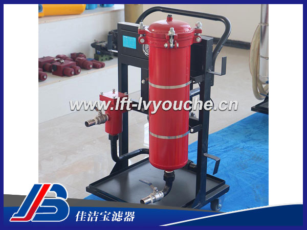 RZL40過濾機：  RZL40過濾機是佳潔寶濾器生產的一款濾油機，八級過濾，達到NASA5級。    RZL40過濾機參數：  型號：可移動濾油機 規格：RZL40過濾機  品牌：佳潔寶 貨期：20個工作日 過濾介質：除雜除水 過濾精度：3微米 過濾流量：40L/min 過濾介質：油液  其他產品推薦：  賀德克濾油車      PALL頗爾濾油車       高精度濾油車       便移式濾油車