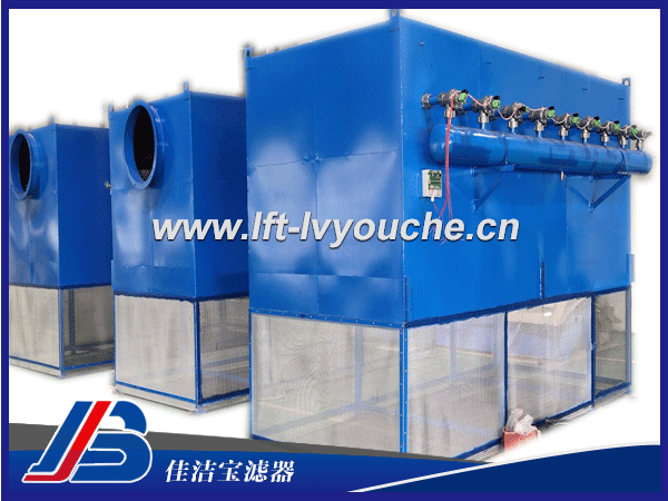 空壓機(jī)壓縮機(jī)配套過濾器介紹： 空壓機(jī)壓縮機(jī)配套過濾器是佳潔寶濾器生產(chǎn)的一款空氣凈化過濾器，空氣動(dòng)力設(shè)備吸入含有灰塵的空氣之后，會(huì)對(duì)設(shè)備造成危害，吸入的灰塵會(huì)在風(fēng)機(jī)葉片表面上結(jié)垢，造成設(shè)備中轉(zhuǎn)子的動(dòng)平衡失衡精度下降，簡(jiǎn)短使用壽命，設(shè)備生銹、腐蝕等影響。因而，空氣動(dòng)力設(shè)備必須要配高精度空氣過濾器。佳潔寶生產(chǎn)的自潔式空氣過濾器是在國內(nèi)外同類空氣壓縮機(jī)等進(jìn)氣要求加以改進(jìn)完善的，目前產(chǎn)品性能完全滿足了工業(yè)燃機(jī)高爐鼓風(fēng)空氣壓縮機(jī)等進(jìn)氣要求。 圖片：  空壓機(jī)壓縮機(jī)配套過濾器性能特點(diǎn)： 1、佳潔寶生產(chǎn)的自潔式空氣過濾器采用了先進(jìn)的沉流式布局及濾筒斜裝結(jié)構(gòu)，因而除塵器在工作過程中同步清灰效果好。 2、凈化效率高，對(duì)于亞微米以上的粉塵有99。9%以上的凈化效率，設(shè)備運(yùn)行阻力低，有效節(jié)約除塵系統(tǒng)的能耗。 3、塵氣入口設(shè)置擋塵板，有緩沖及耐磨作用，不使粉塵直接高速?zèng)_擊濾筒，因而能延長濾筒的使用壽命。 4、濾筒15°傾斜安裝，便于更換方便，而且除塵器本體內(nèi)不設(shè)置傳動(dòng)部件，使其維修工作減少。對(duì)一般性粉塵，濾筒的使用周期長比濾袋的優(yōu)勢(shì)大，成本便宜。 5、模塊式組合，大小可以隨意選擇，可以擴(kuò)大原有組合，增加除塵機(jī)組，而不需要對(duì)原有設(shè)備進(jìn)行太多的改動(dòng)。 自潔式空氣除塵器產(chǎn)品原理： 在壓縮機(jī)吸氣負(fù)壓下，RH自潔式入口過濾器吸入周圍的環(huán)境空氣，當(dāng)空氣穿過高效濾筒時(shí)，氣流中一部分顆粒粗大的塵粒在重力和慣性力的作用下，沉降到過濾器的底部，粒度細(xì)、密度小的塵粒通過布朗擴(kuò)散和纖維攔截等綜合效應(yīng)，使粉塵沉積在濾筒的濾料表面，凈化后的氣體進(jìn)入凈氣室內(nèi)，然后由出風(fēng)管送出至壓縮機(jī)。 技術(shù)參數(shù)： 1. 空氣過濾量吸入狀態(tài) 14400Nm3/h 2. 總過濾面積 240m2 3. 過濾精度 1μm 4. 過濾效率 99.99% 5. 過濾初阻損 ≤150Pa 6. 正常阻損 ≤600Pa（可調(diào)節(jié)） 7. 過濾終阻損 客戶自定（推薦1500～2000Pa） 8. 報(bào)警阻損 1200Pa（可設(shè)定） 9. 干燥空氣反吹氣量 0.2 Nm3/min 10. 反吹氣壓 0.6～0.85 Mpa 11. 耗電量 100W 12. 安裝形式 戶外立式 13. 外形尺寸（mm） 2200*1780*2900 14. 設(shè)備總重量 1200Kg  新鄉(xiāng)市佳潔寶濾器廠家主打產(chǎn)品類型：  1、高精度濾油車：LYC-B高精度濾油車(三級(jí)高精度濾油機(jī)） 2、便移式濾油車：LYC-A便移式濾油車、LUC精細(xì)濾油車、LUCD精細(xì)濾油車 3、便攜式濾油車：BLYJ便攜式濾油車、手提式濾油車 4、箱式移動(dòng)濾油車：LYC-C濾油車 5、其他濾油車：賀德克濾油車、PALL頗爾濾油車 6、除塵器：自潔式空氣過濾器、濾筒除塵器、濾袋除塵器、焊煙凈化器、脈沖除塵器、UV光氧、活性炭吸附箱、濾筒、空氣濾芯、濾袋。 7、全自動(dòng)自清洗過濾器：立式自清洗過濾器、臥式自清洗過濾器、直角式自清洗過濾器 8、精密過濾器：保安過濾器、袋式過濾器 9、油過濾器：YPM中高壓管路過濾器、YPH高壓過濾器、PHB高壓管路過濾器、PMA中壓管路過濾器、PLA低壓過濾器 10、水濾芯：大流量水濾芯（3M派克頗爾大通量濾芯）、PP熔噴濾芯、線繞濾芯、折疊濾芯、 11、液壓附件系列有：液壓空氣濾清器、液位液溫計(jì)、棒式磁性過濾器、冷卻器、濾片 新鄉(xiāng)佳潔寶濾油車主要應(yīng)用在電力、冶金、紡織、機(jī)械加工、航空、制藥、鋼廠等行業(yè)中。 歡迎您登陸我們網(wǎng)站：http://www.zlkjs.com    進(jìn)行相關(guān)查詢！