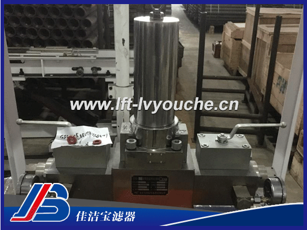 GFG-IV型高壓反沖洗過濾站： GFG-IV型高壓反沖洗過濾站是我公司結合乳化液泵站的布置特點及煤礦實際工況，研制開發的一種高壓、大流量的過濾裝置。它可以安全、快速、可靠的對乳化液泵輸出的高壓大流量液體進行精密過濾，從而大大降低了綜采工作面支架液壓系統及其它系統的故障率。該反沖洗過濾裝置具有定時自動清洗濾芯、濾芯污染度檢測超標時自動清洗濾芯及手控清洗濾芯功能。并能在不影響正常供液、無需解體的情況下對過濾裝置的濾芯進行反向清洗，清洗下來的污物通過專用通道排出。反沖洗過濾裝置的使用，大大降低了綜采工作面液壓支架因活塞桿拉傷、閥芯卡死而引起的故障，提高了用液設備的可靠性。同時解決了因濾芯堵塞需更換濾芯的難題。   應用范圍： GFG-IV型高壓反沖洗過濾站是為適應我國煤炭生產向高產高效方向發展的需要而設計，主要用于對煤礦井下乳化液泵站輸出的高壓大流量液體的過濾，向液壓支架提供清潔的動力源。也可用于地面及其它液壓設備。  技術參數： 公稱流量：1260 L/min 公稱壓力：40 MPa 工作介質：乳化液或水 過濾精度：30 μm  新鄉市佳潔寶濾器廠家主打產品類型： 1、高精度濾油車：LYC-B高精度濾油車(三級高精度濾油機） 2、便移式濾油車：LYC-A便移式濾油車、LUC精細濾油車、LUCD精細濾油車 3、便攜式濾油車：BLYJ便攜式濾油車、手提式濾油車 4、箱式移動濾油車：LYC-C濾油車 5、其他濾油車：賀德克濾油車、PALL頗爾濾油車 6、除塵器：自潔式空氣過濾器、濾筒除塵器、濾袋除塵器、焊煙凈化器、脈沖除塵器、UV光氧、活性炭吸附箱、濾筒、空氣濾芯、濾袋。 7、全自動自清洗過濾器：立式自清洗過濾器、臥式自清洗過濾器、直角式自清洗過濾器 8、精密過濾器：保安過濾器、袋式過濾器 9、油過濾器：YPM中高壓管路過濾器、YPH高壓過濾器、PHB高壓管路過濾器、PMA中壓管路過濾器、PLA低壓過濾器 10、水濾芯：大流量水濾芯（3M派克頗爾大通量濾芯）、PP熔噴濾芯、線繞濾芯、折疊濾芯、 11、液壓附件系列有：液壓空氣濾清器、液位液溫計、棒式磁性過濾器、冷卻器、濾片 新鄉佳潔寶濾油車主要應用在電力、冶金、紡織、機械加工、航空、制藥、鋼廠等行業中。 歡迎您登陸我們網站：http://www.zlkjs.com    進行相關查詢！咨詢熱線，小崔13273734986（微信同步）。