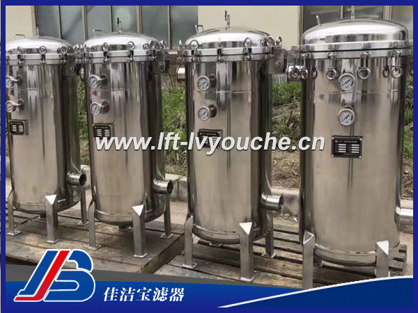 大通量保安過濾器，卡箍式保安過濾器種類： 保安過濾器主要分為卡箍式結構、法蘭式結構類型，訂貨時候請說明您要求； 卡箍式保安過濾器采用快開卡箍式連接，更換濾芯時候，打開上蓋取出濾芯；  卡箍式保安過濾器技術參數： 設計壓力：0.75—1.6Mpa  設計溫度：20℃~120℃  密封型式：O型圈及平墊  密封材質：丁腈橡膠、硅膠、氟橡膠標，標準配置為硅膠密封  接口形式：牙口、卡箍、GB、HG、DIN、ANSI、JIS標準法蘭  適用濾芯：平口及222和226插口濾芯  表面處理：亞光噴珠、鏡面拋光，電解拋光  過濾精度：1μm--100μm-  材 質: SUS304 316L   卡箍式保安過濾器用途： 保安過濾器又稱為精密過濾器，一般設置在壓力容器之前，以去除濁度1度以上的細小微粒，來滿足后續工序對進水的要求；有時也設置在整個水處理系統的末端，防止細小微粒（如破碎的樹脂）進入成品水，能有效除去液體中的懸浮物、鐵銹等。  卡箍式保安過濾器特點： 可承受較高的過濾壓力。  獨特的深層網孔結構使濾芯有較高的容渣負荷能力。  濾芯可用多種材質制作,以適應各種流體過濾的需要。  外形體積小,過濾面積大,阻力小,使用壽命長  卡箍式保安過濾器注意事項： 保安過濾器的進出水需設置壓力表，當運行時進出水壓差達到極限值時，應及時更換濾芯。由于濾芯的清洗恢復效率較低，所以最好使用一次性濾芯。  卡箍式保安過濾器安裝方法： 1.將包裝拆開，分類放好  2.將濾芯裝好  3.將濾芯固定到過濾罐中  4.固定好罐蓋，上好排氣閥。  佳潔寶濾器推薦：DN150反沖洗排污過濾器  HYDAC進口替代濾油小車OF5L10P6N2B05E